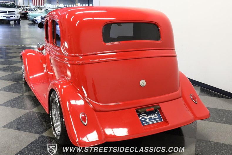 Ford-Victoria-1933-Red-Black-ampamp-Red-10