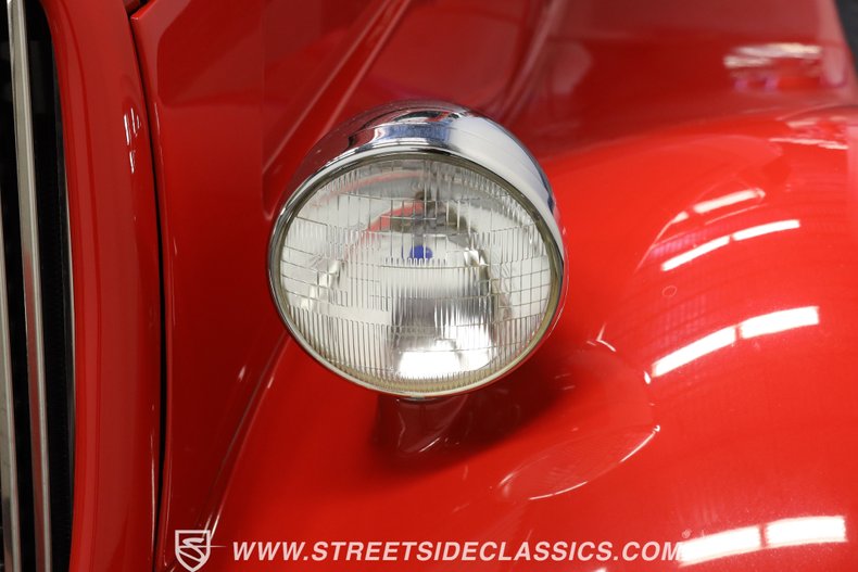 Ford-Victoria-1933-Red-Black-ampamp-Red-22