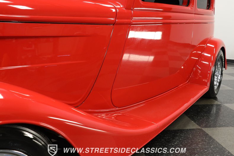 Ford-Victoria-1933-Red-Black-ampamp-Red-24