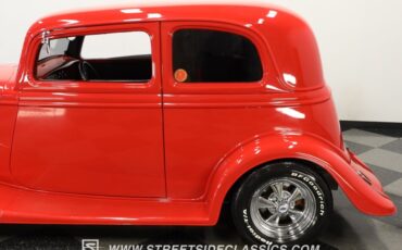 Ford-Victoria-1933-Red-Black-ampamp-Red-26