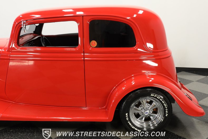 Ford-Victoria-1933-Red-Black-ampamp-Red-26