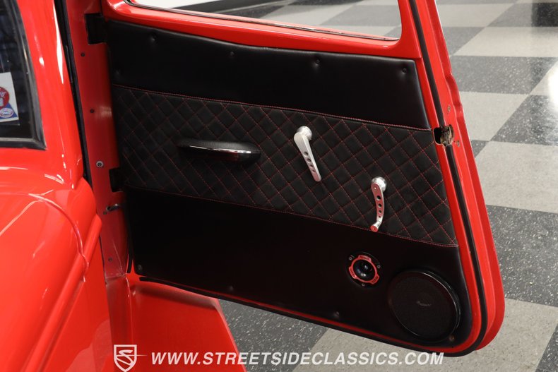 Ford-Victoria-1933-Red-Black-ampamp-Red-31