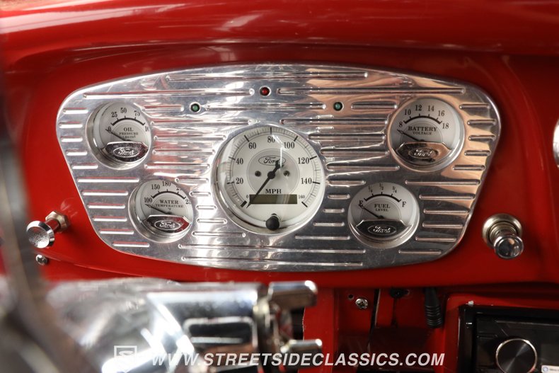 Ford-Victoria-1933-Red-Black-ampamp-Red-34