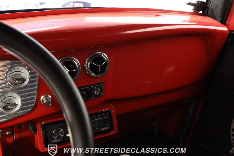 Ford-Victoria-1933-Red-Black-ampamp-Red-38