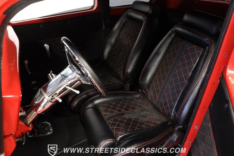 Ford-Victoria-1933-Red-Black-ampamp-Red-39