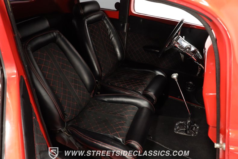 Ford-Victoria-1933-Red-Black-ampamp-Red-40