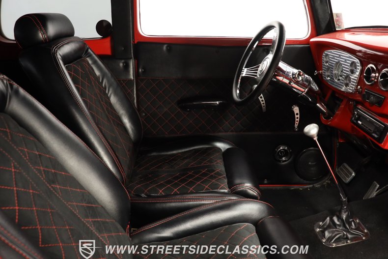 Ford-Victoria-1933-Red-Black-ampamp-Red-41