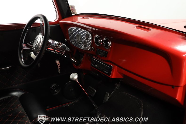 Ford-Victoria-1933-Red-Black-ampamp-Red-42