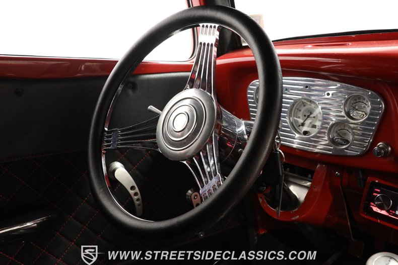 Ford-Victoria-1933-Red-Black-ampamp-Red-43
