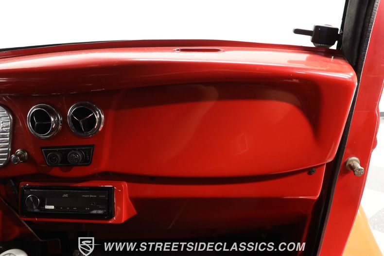 Ford-Victoria-1933-Red-Black-ampamp-Red-44