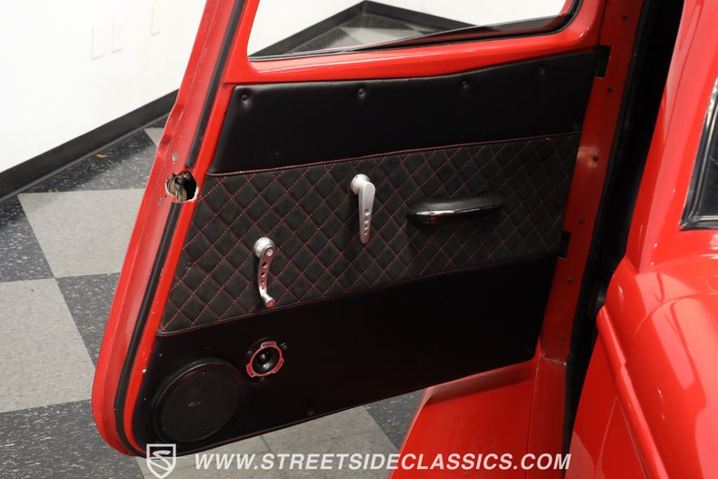 Ford-Victoria-1933-Red-Black-ampamp-Red-45