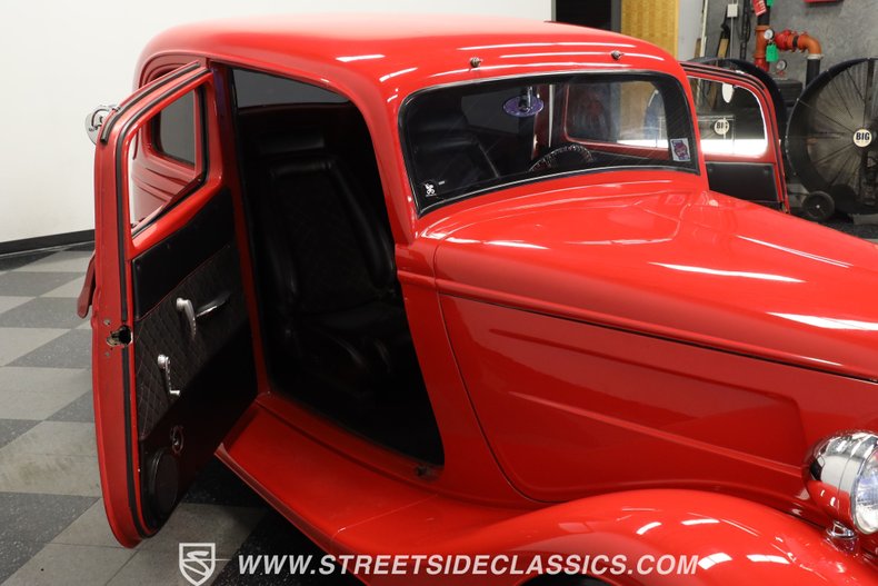 Ford-Victoria-1933-Red-Black-ampamp-Red-46