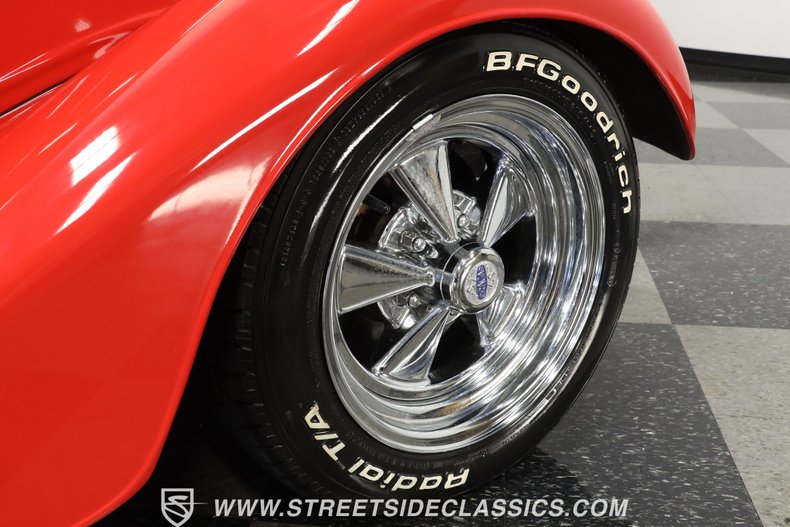 Ford-Victoria-1933-Red-Black-ampamp-Red-48