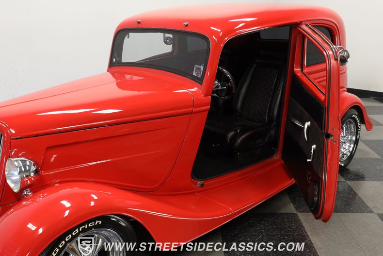 Ford-Victoria-1933-Red-Black-ampamp-Red-5