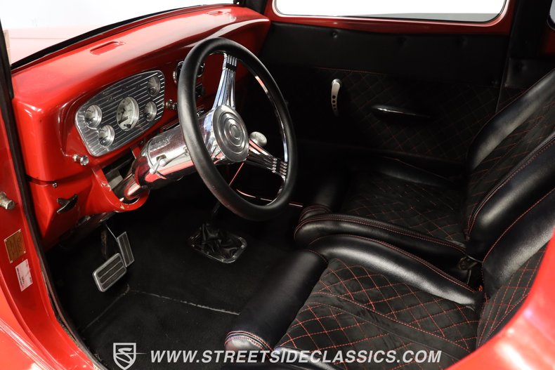 Ford-Victoria-1933-Red-Black-ampamp-Red-7