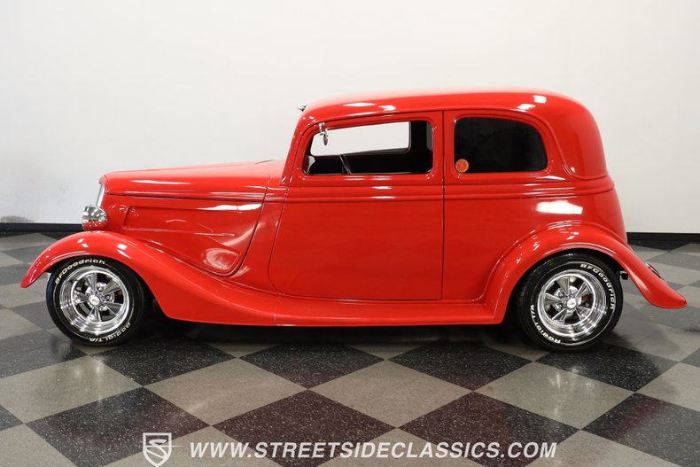 Ford-Victoria-1933-Red-Black-ampamp-Red