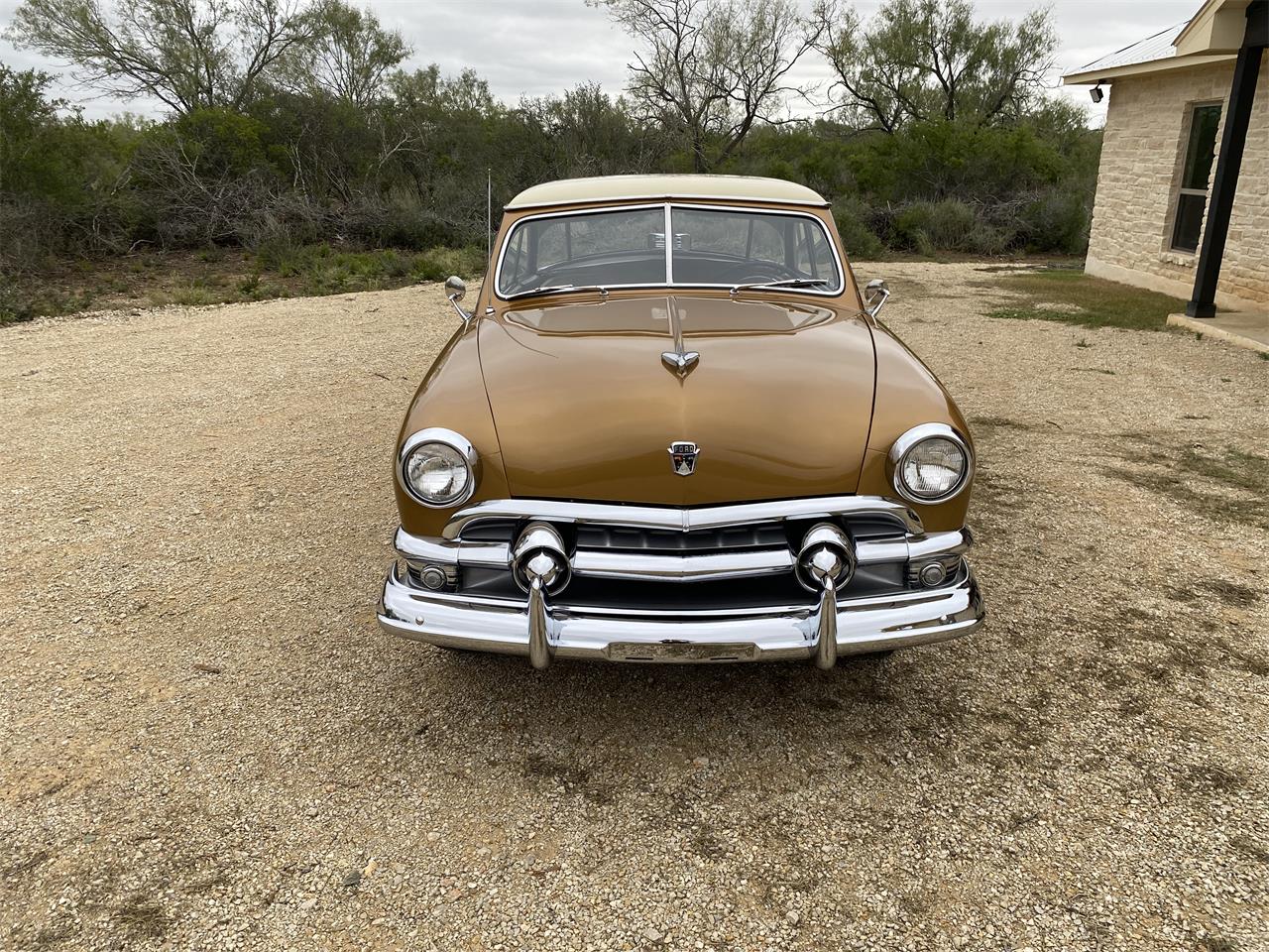 Ford-Victoria-1951-GoldBronze-Beige-2