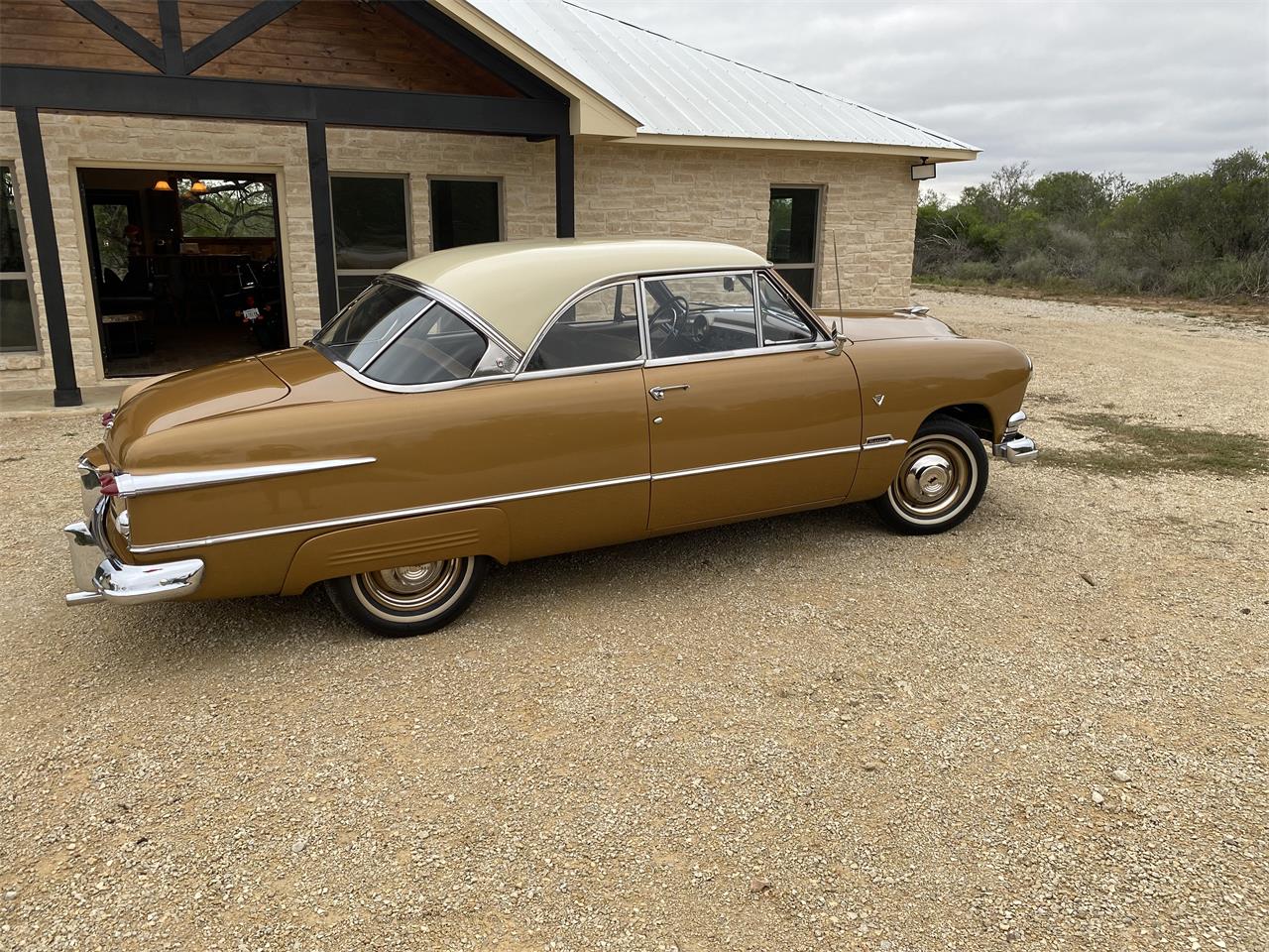 Ford-Victoria-1951-GoldBronze-Beige-3