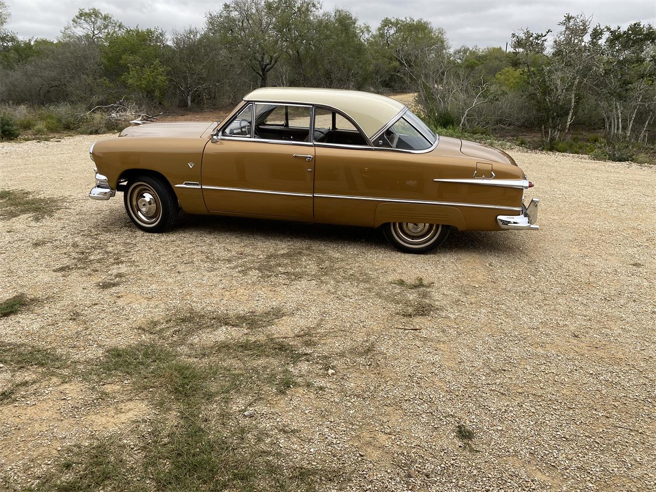 Ford-Victoria-1951-GoldBronze-Beige
