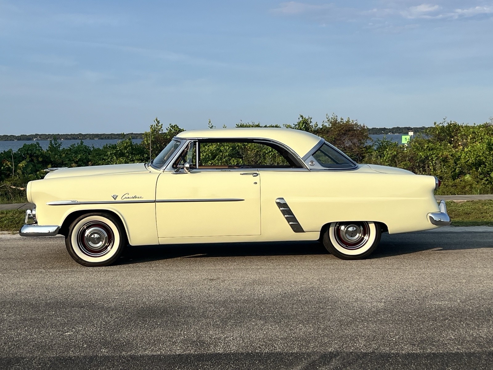 Ford-Victoria-1952-3