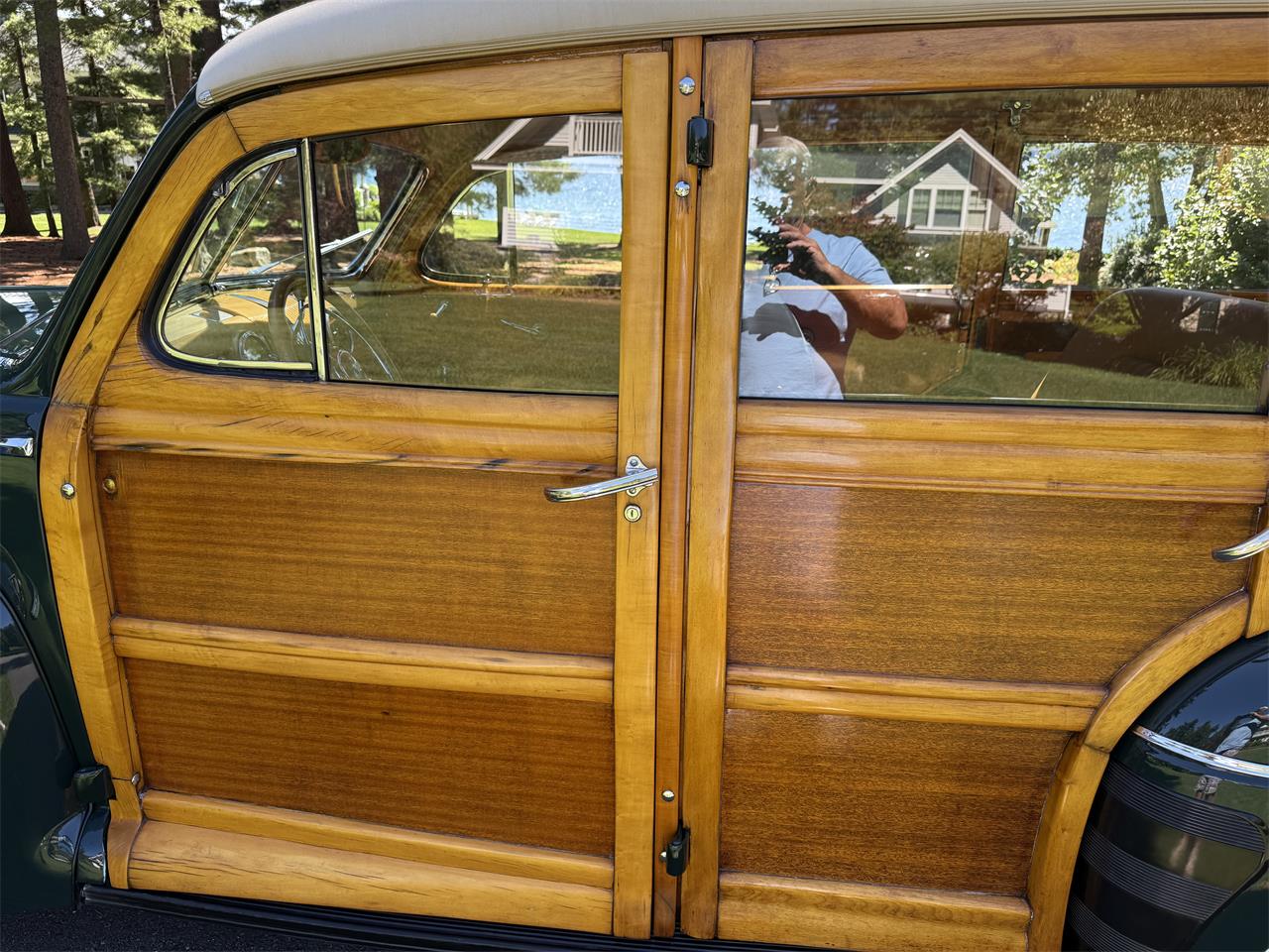 Ford-Woody-wagon-1946-Green-Tan-11