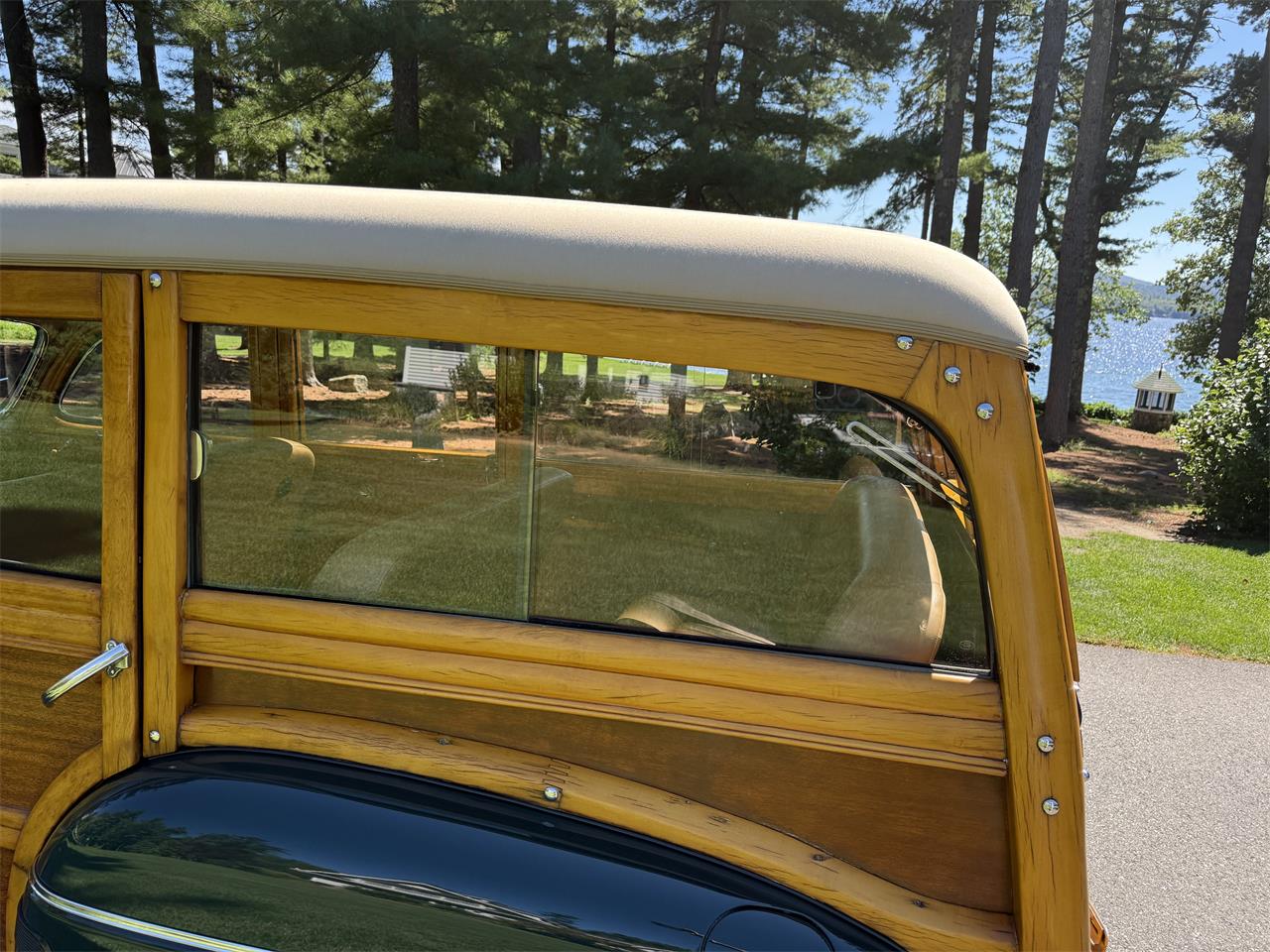 Ford-Woody-wagon-1946-Green-Tan-12