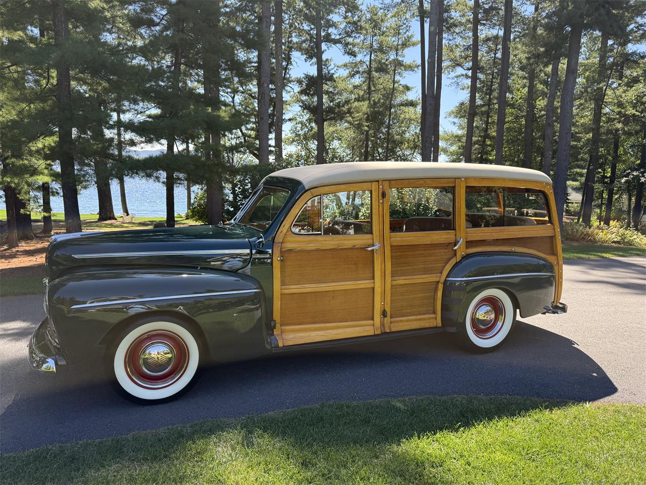 Ford-Woody-wagon-1946-Green-Tan-13