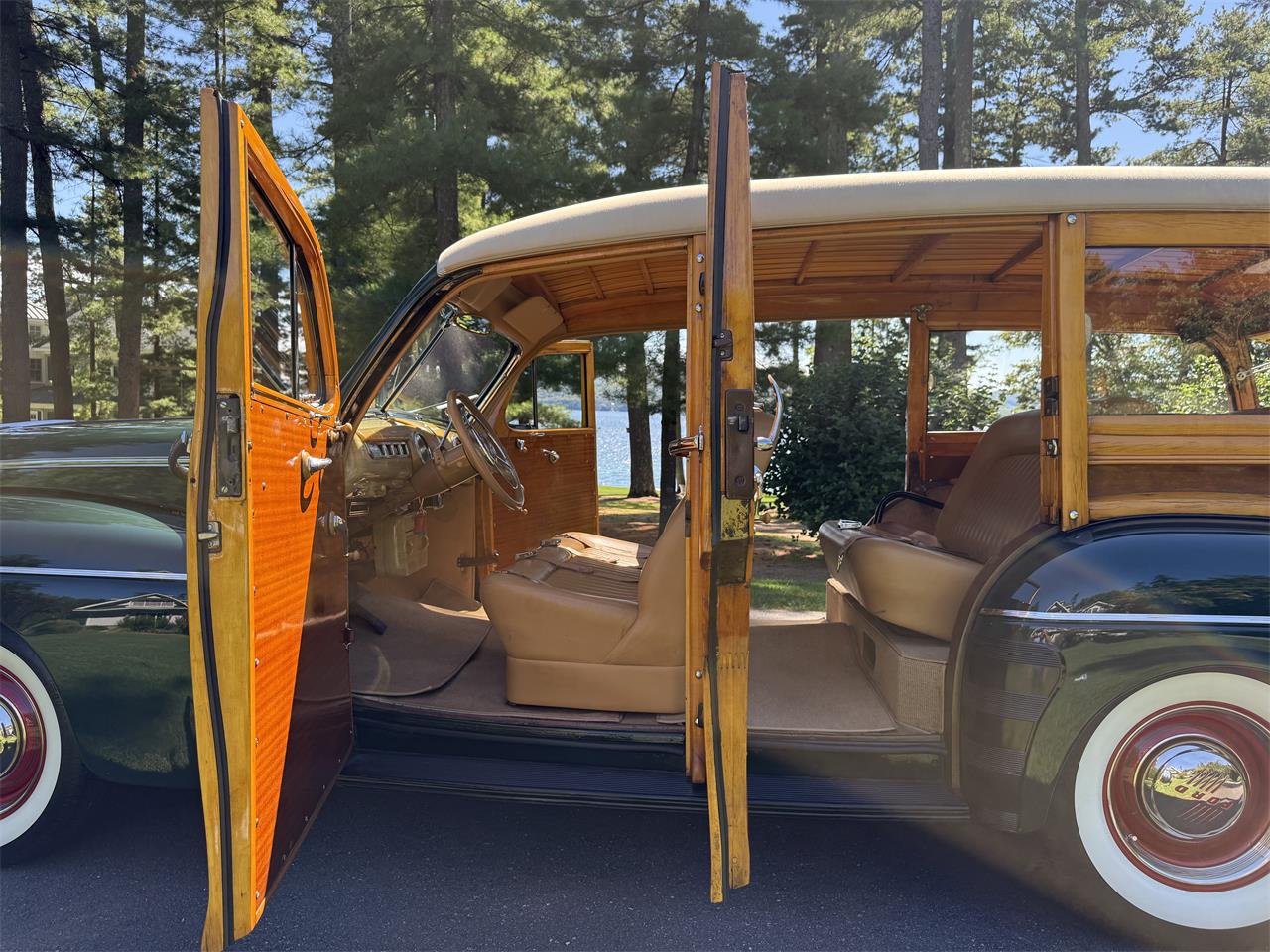 Ford-Woody-wagon-1946-Green-Tan-14