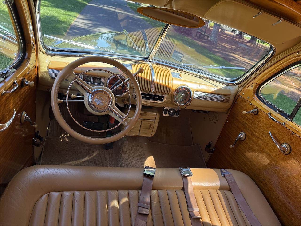 Ford-Woody-wagon-1946-Green-Tan-17