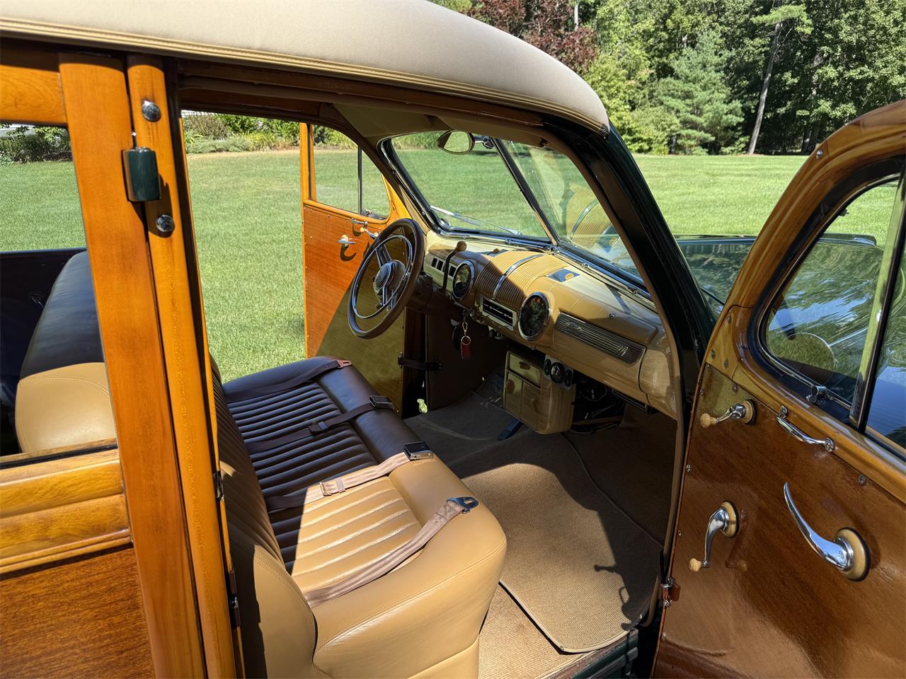 Ford-Woody-wagon-1946-Green-Tan-20