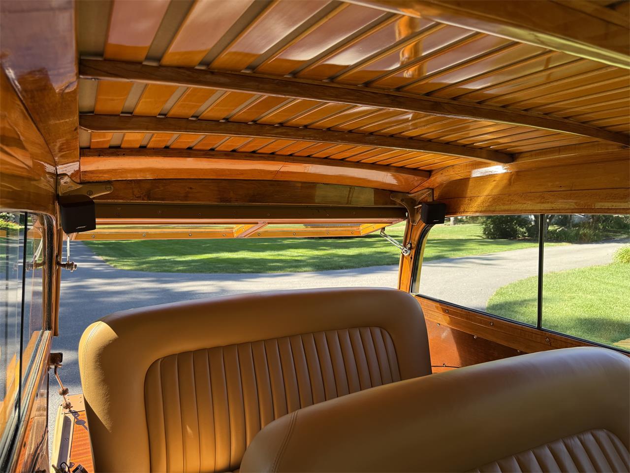 Ford-Woody-wagon-1946-Green-Tan-25
