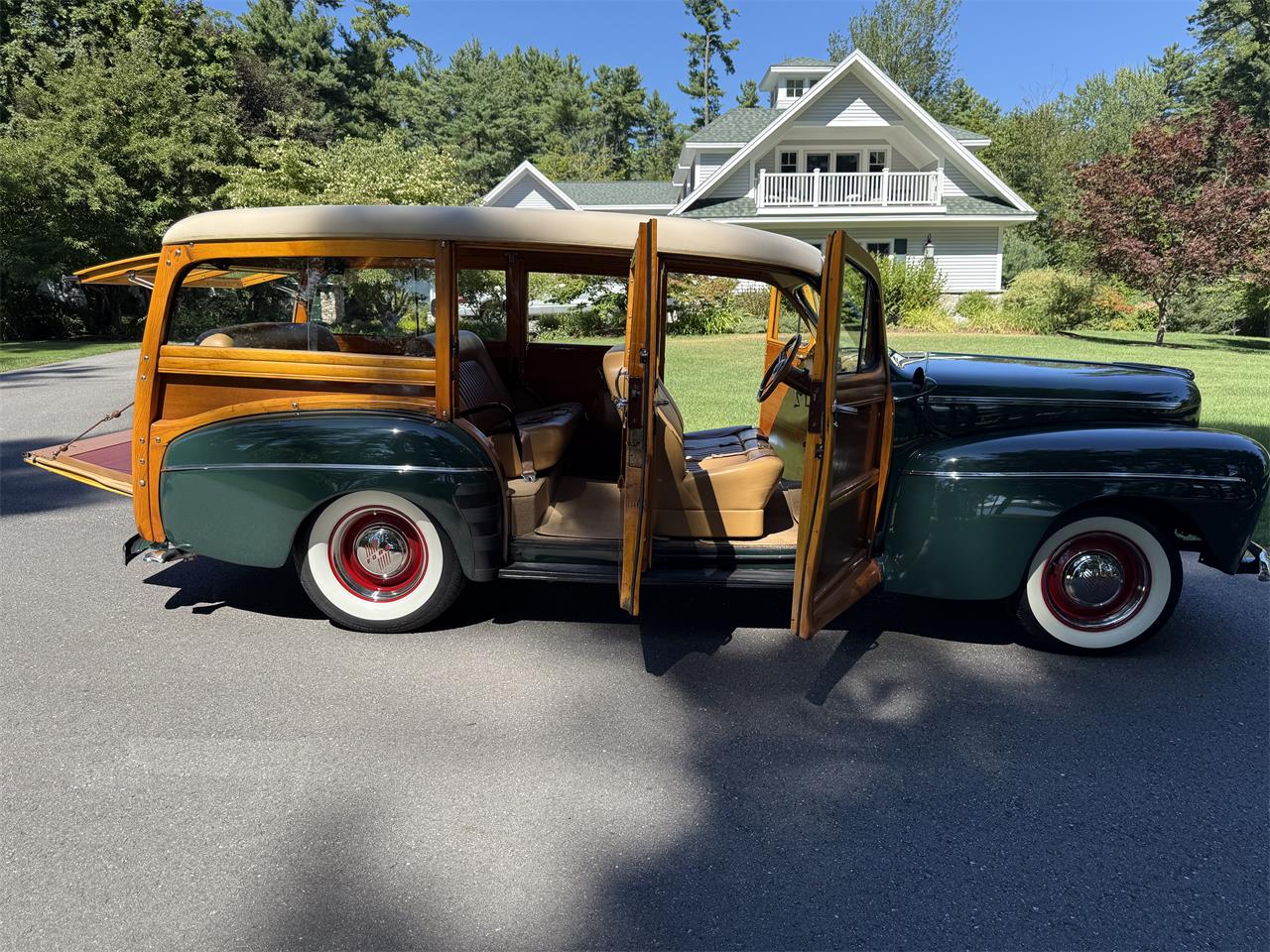 Ford-Woody-wagon-1946-Green-Tan-26