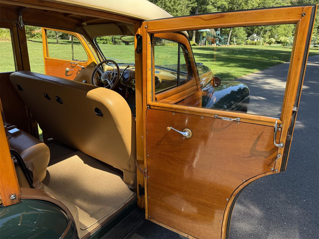 Ford-Woody-wagon-1946-Green-Tan-28
