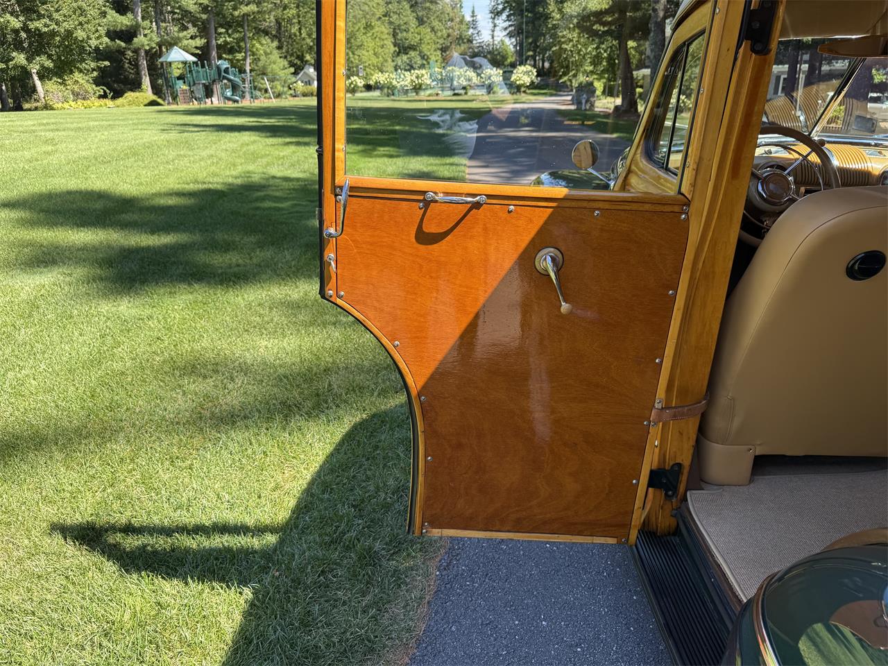 Ford-Woody-wagon-1946-Green-Tan-29