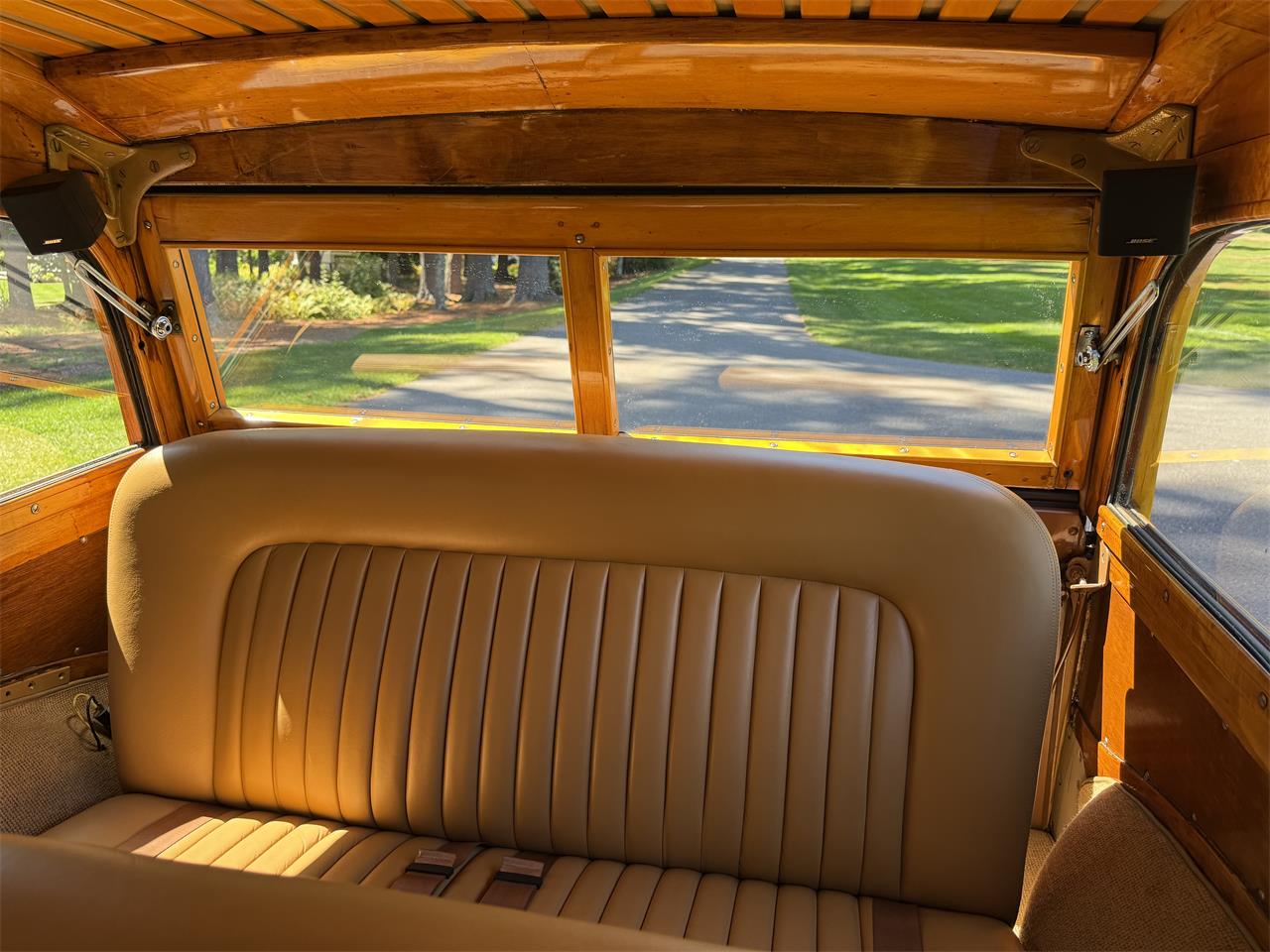 Ford-Woody-wagon-1946-Green-Tan-30