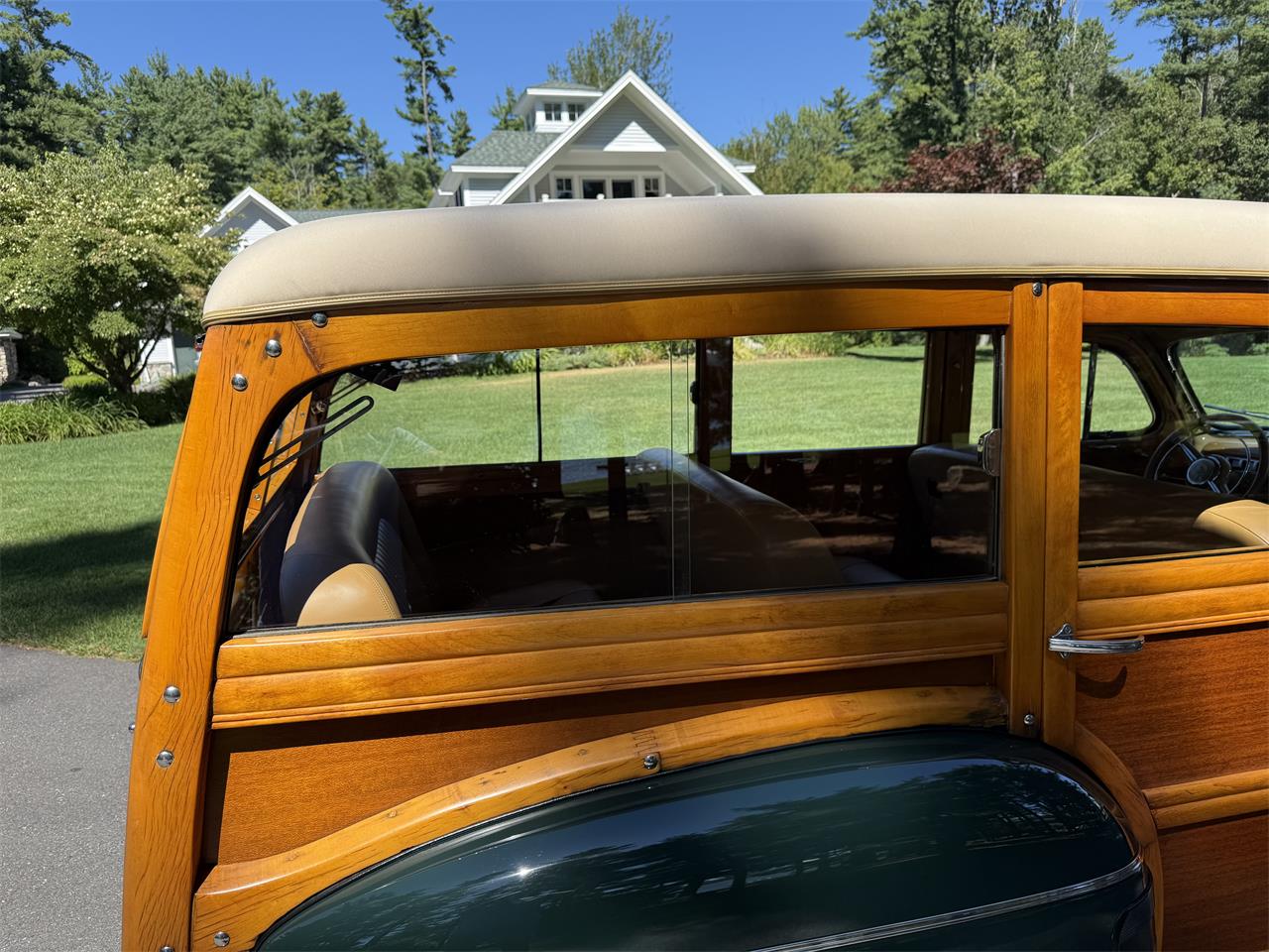 Ford-Woody-wagon-1946-Green-Tan-6