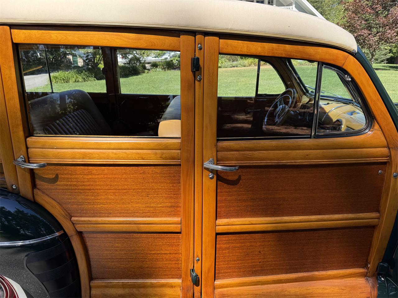 Ford-Woody-wagon-1946-Green-Tan-7