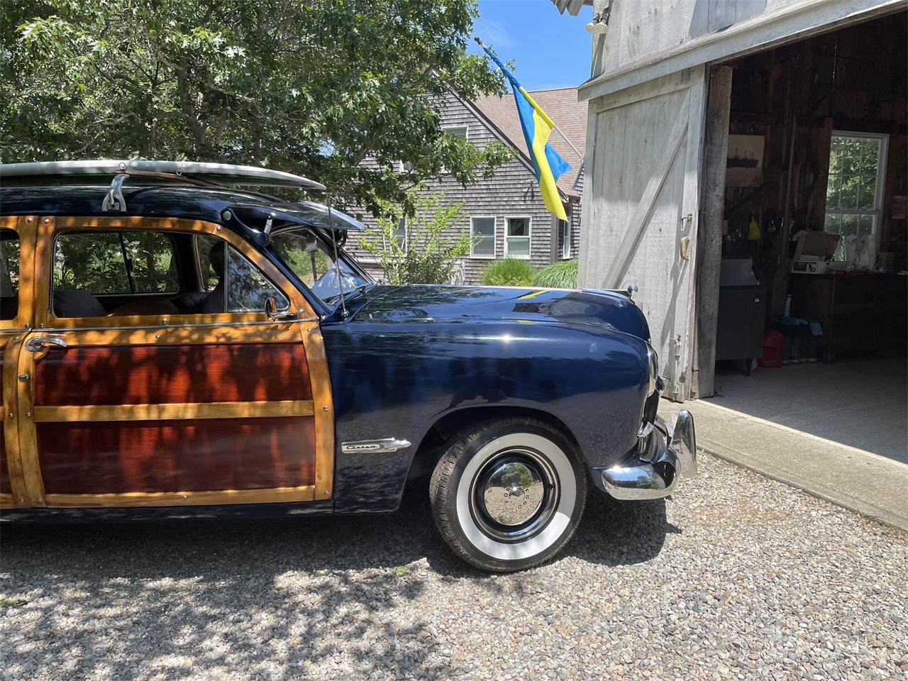 Ford-Woody-wagon-1949-blue-saddle-1