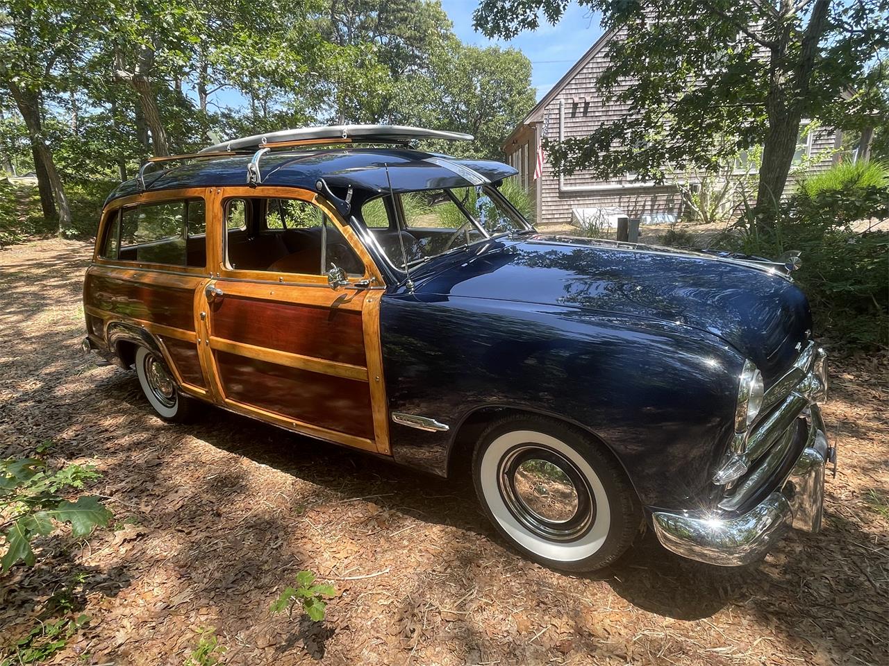 Ford-Woody-wagon-1949-blue-saddle-2