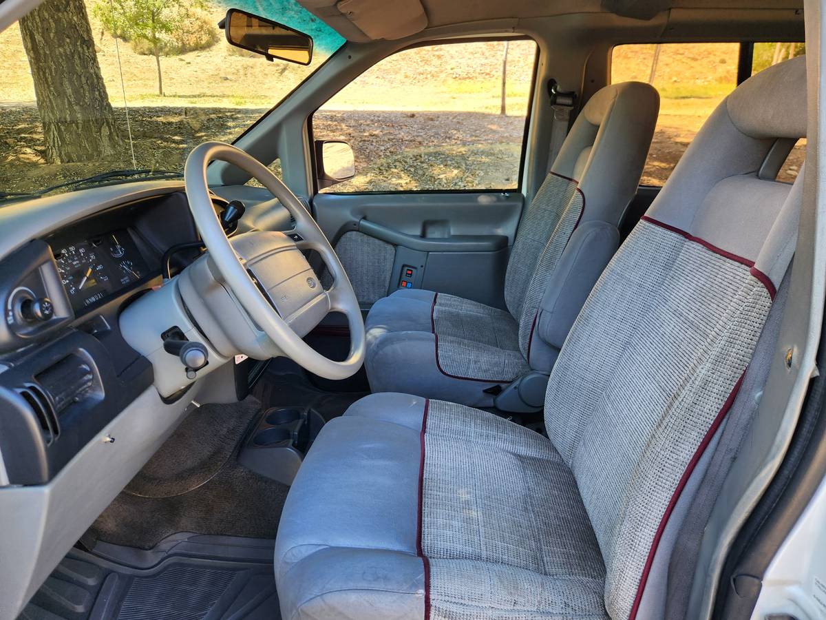 Ford-aerostar-1995-white-7
