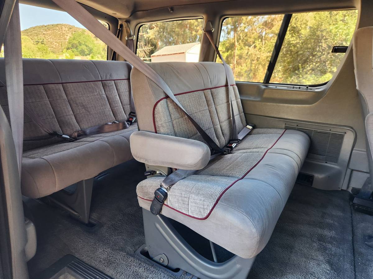 Ford-aerostar-1995-white-8