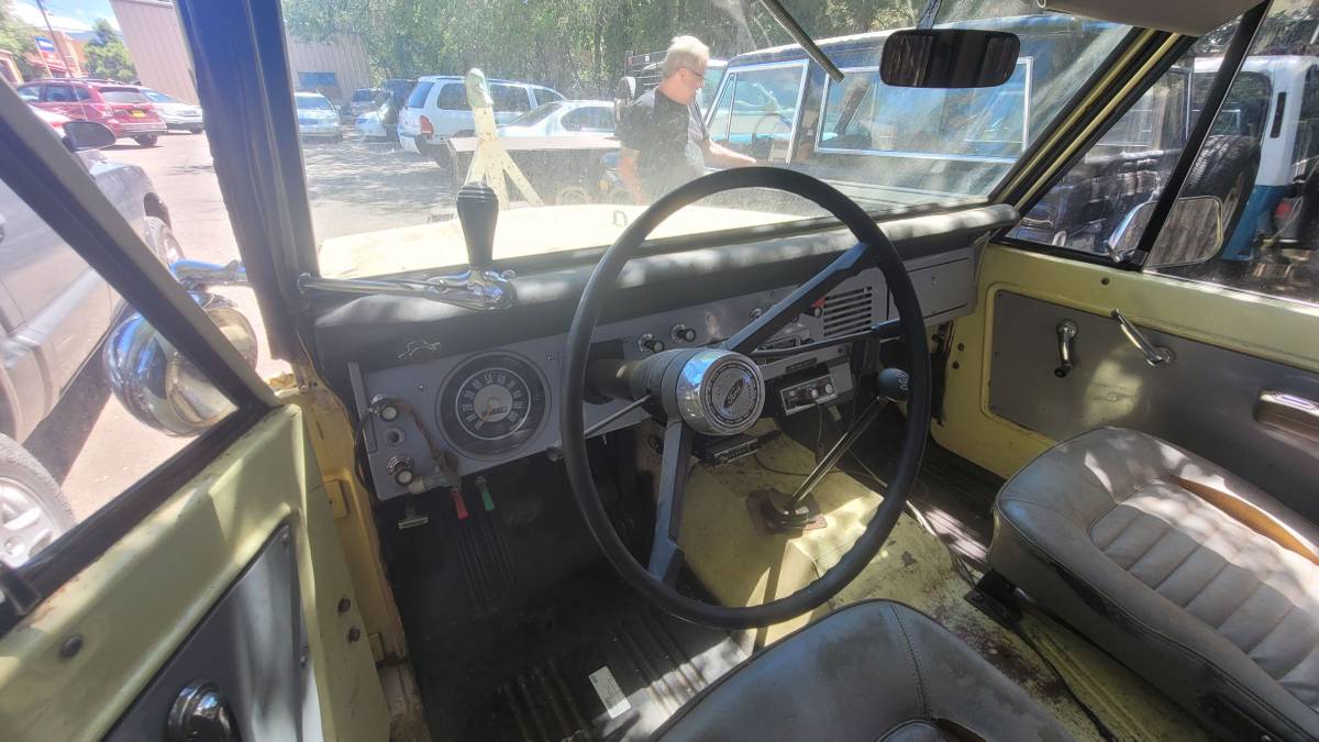 Ford-bronco-1966-yellow-4