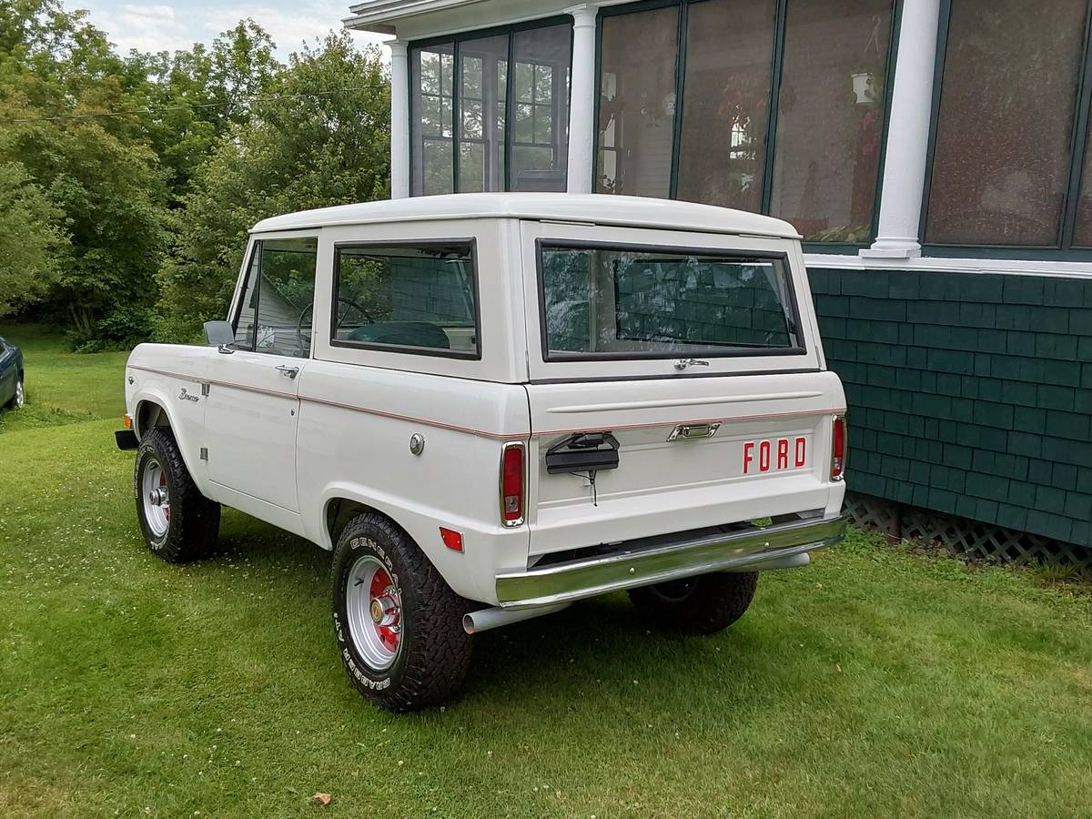Ford-bronco-1968-white-2