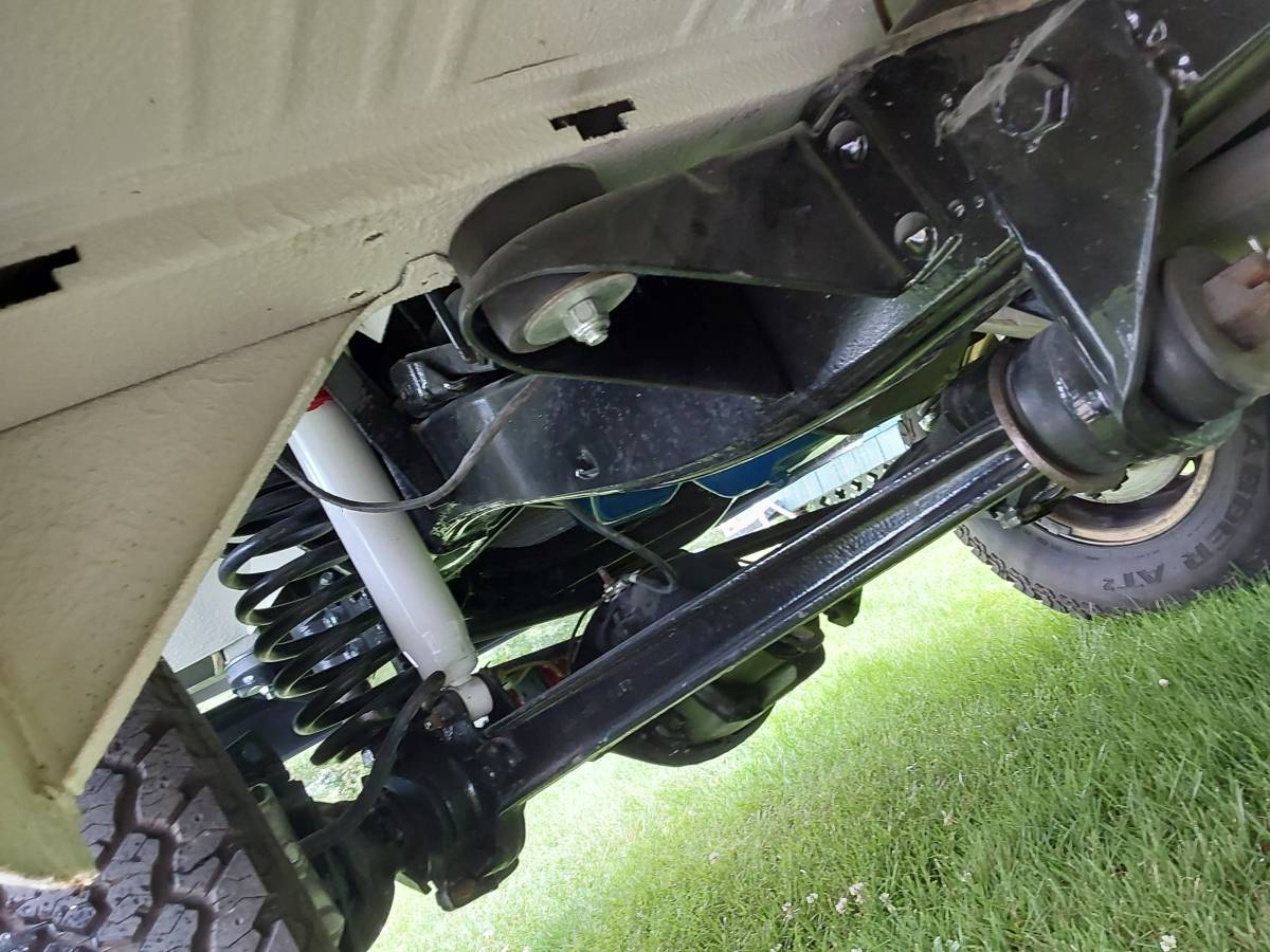 Ford-bronco-1968-white-4