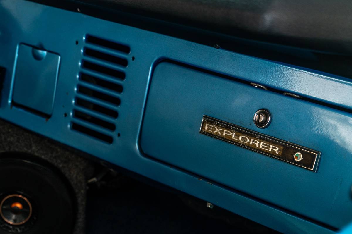 Ford-bronco-1973-blue-14