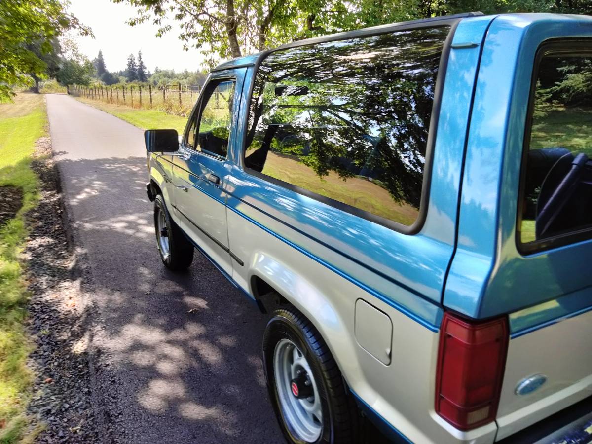Ford-bronco-1988-blue-1