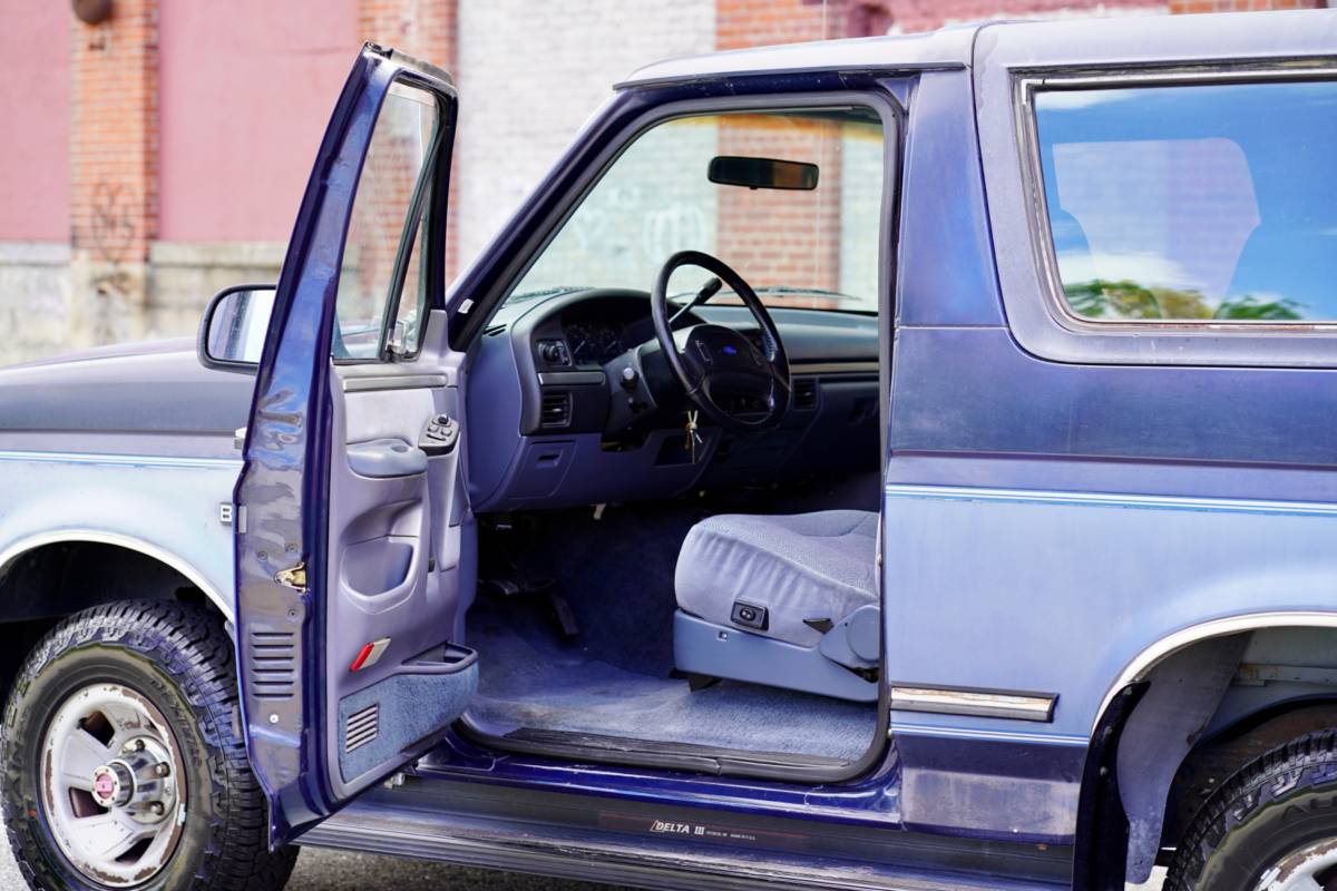 Ford-bronco-1992-blue-13