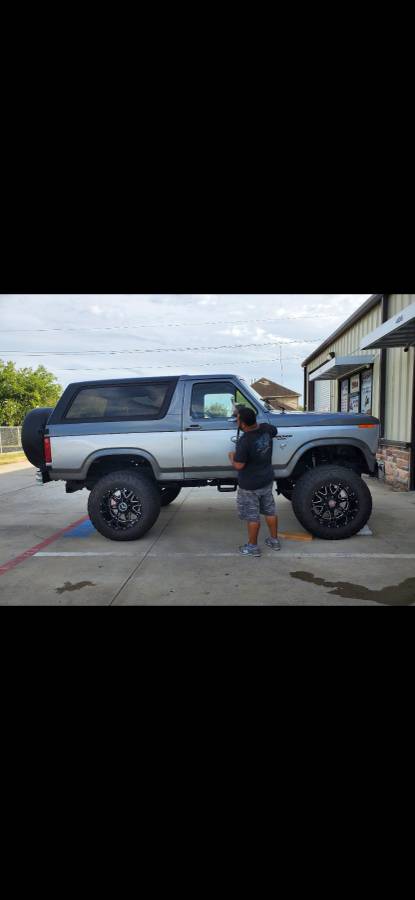 Ford-bronco-4x4-1980-grey-1