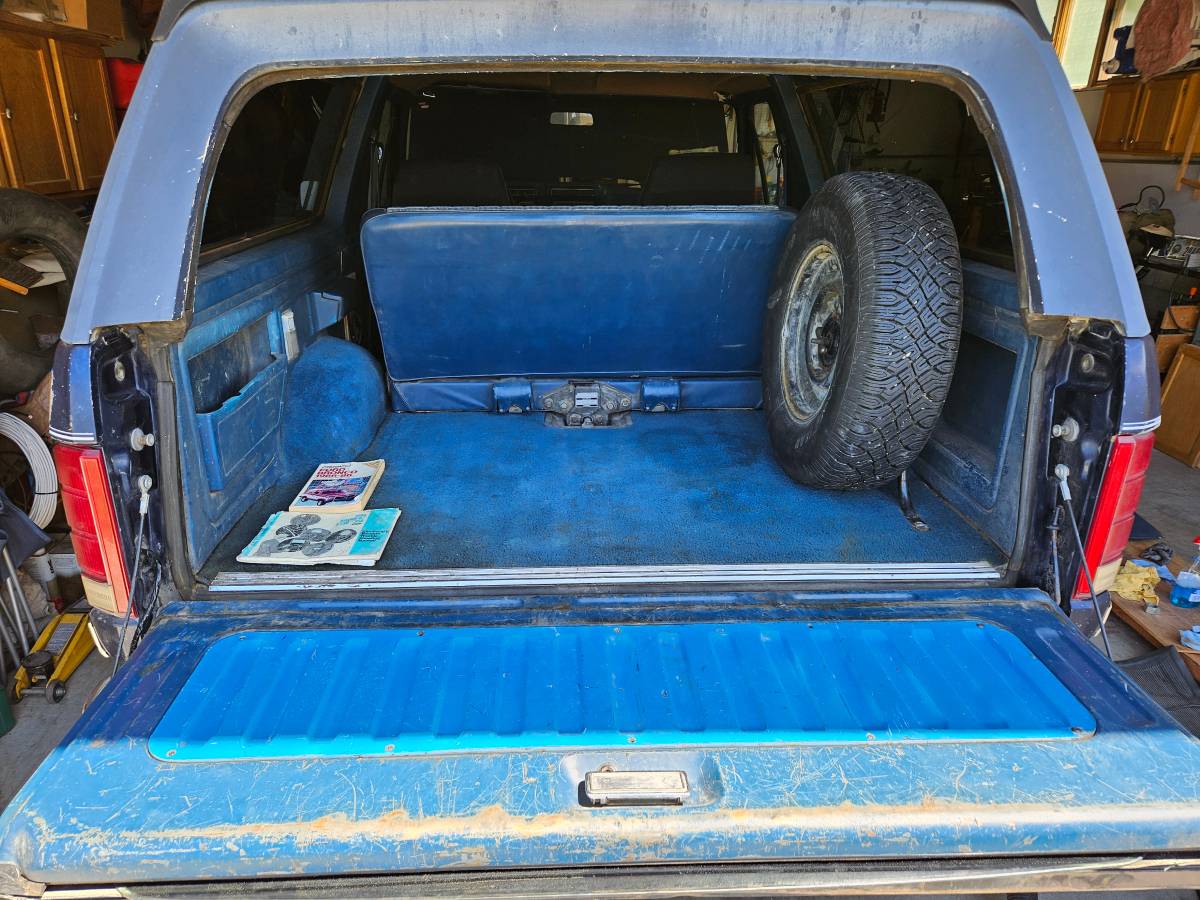 Ford-bronco-4x4-1984-blue-2