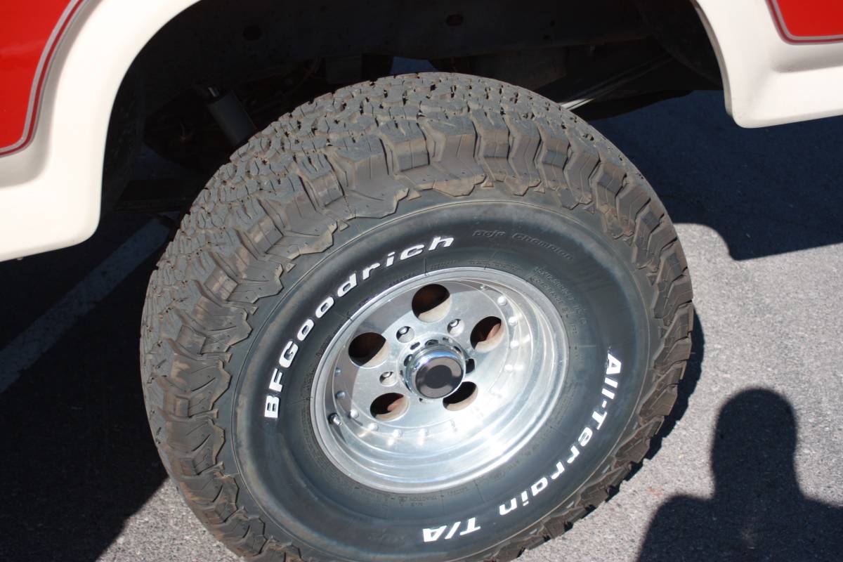 Ford-bronco-4x4-1985-red-13